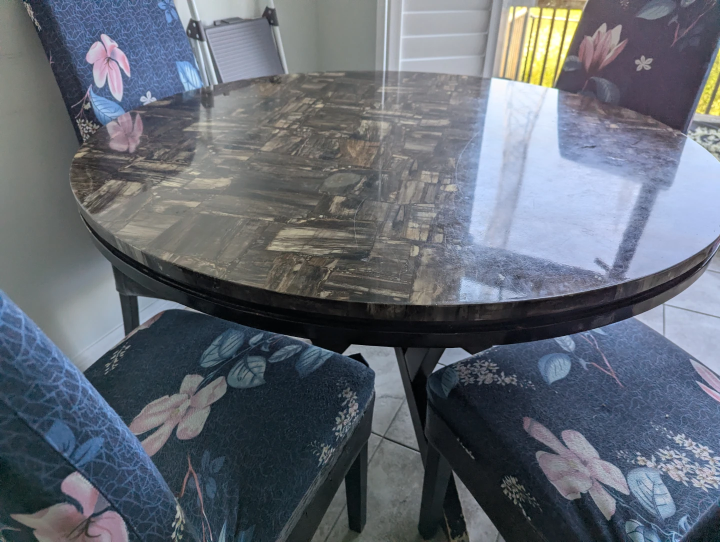 Round Dining Table with chairs