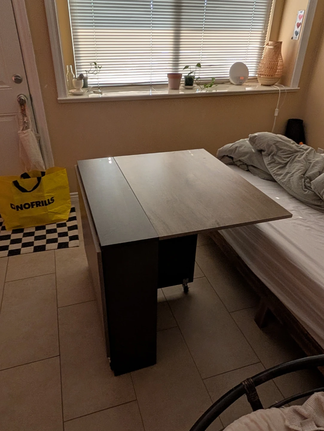 Foldable drop leaf dining table