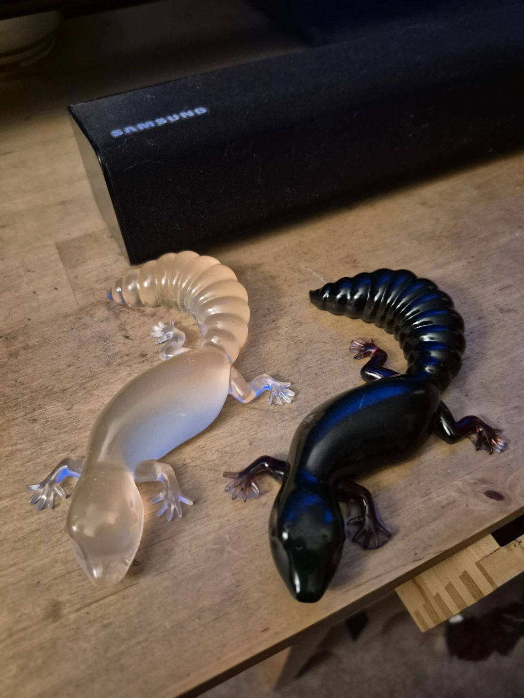 Two decorative resin geckos, opaque and black - photo 2