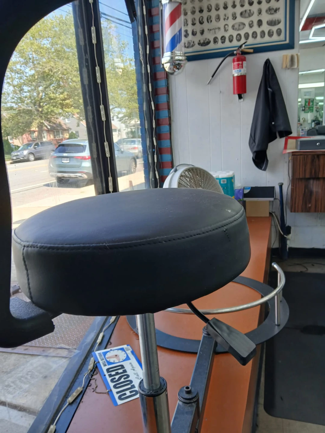 Barber stool with circular foot rest - photo 4