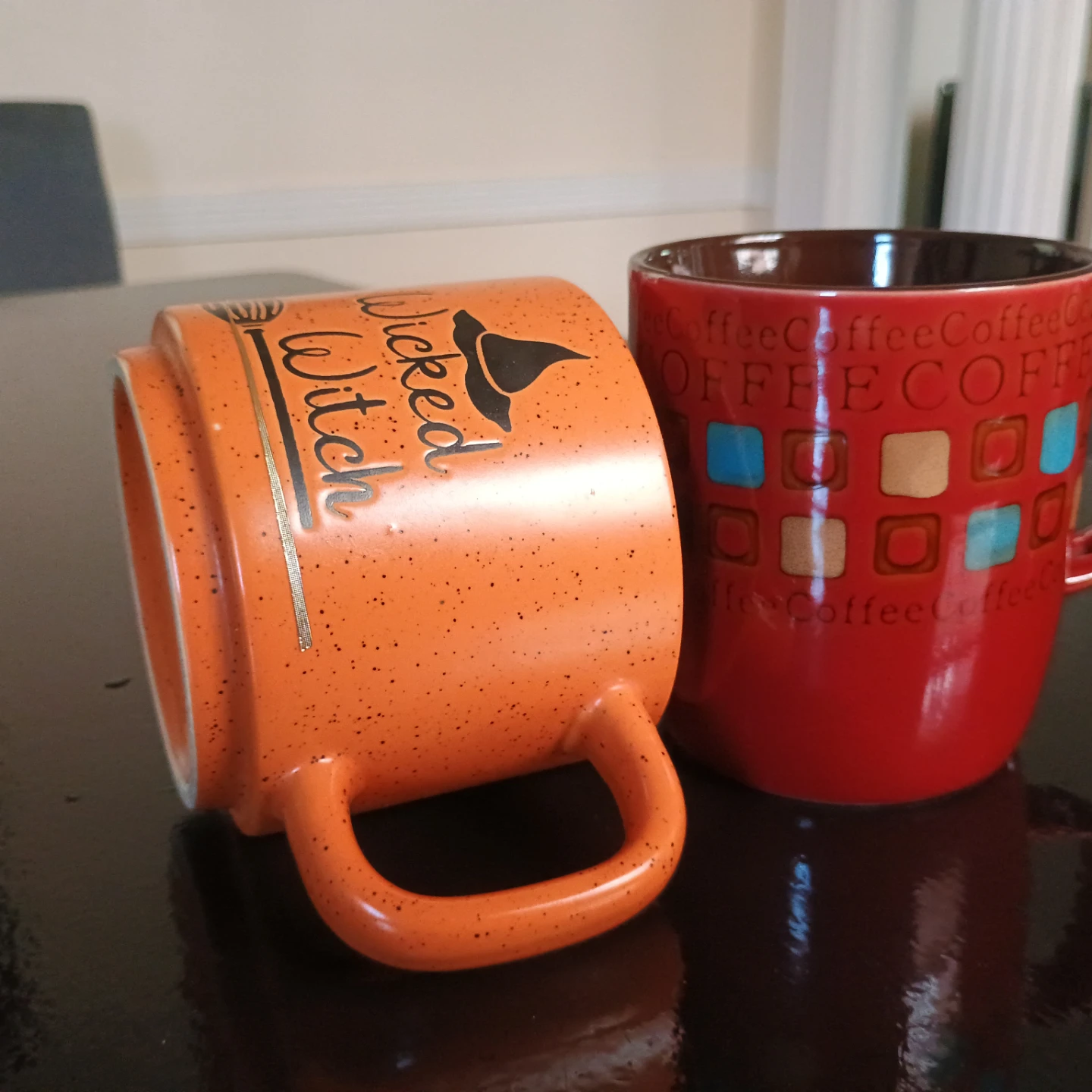 Brown and red coffee cups - photo 2