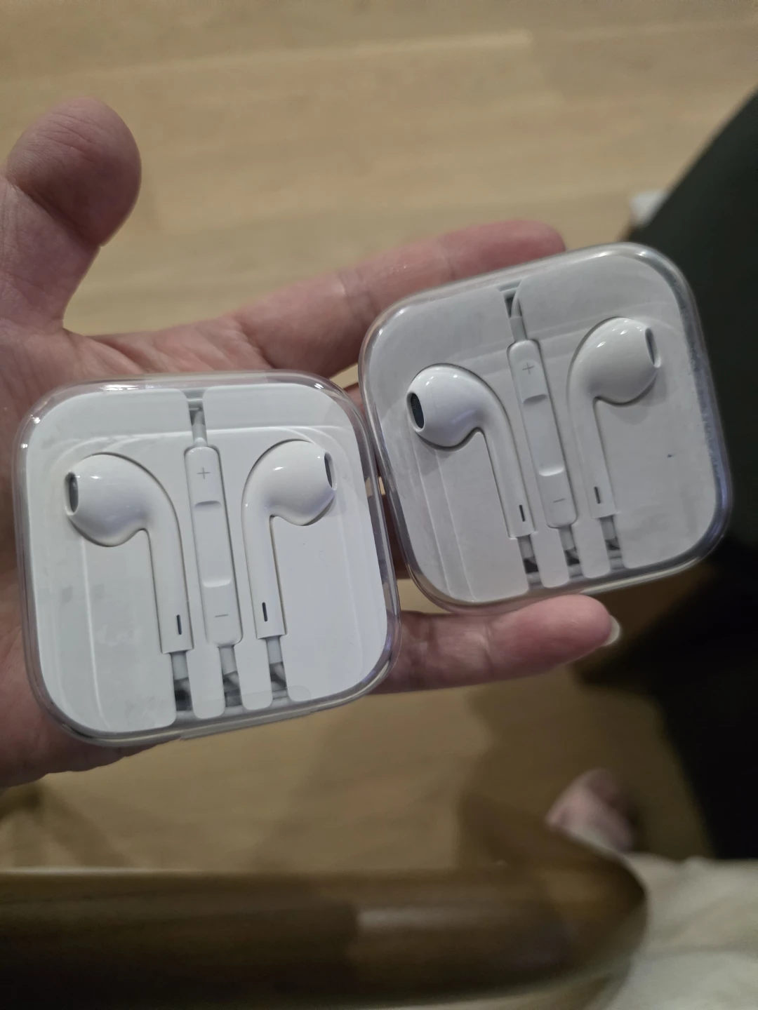 Brand new Apple headset wired with 3.5mm Headphone Plug - photo 4