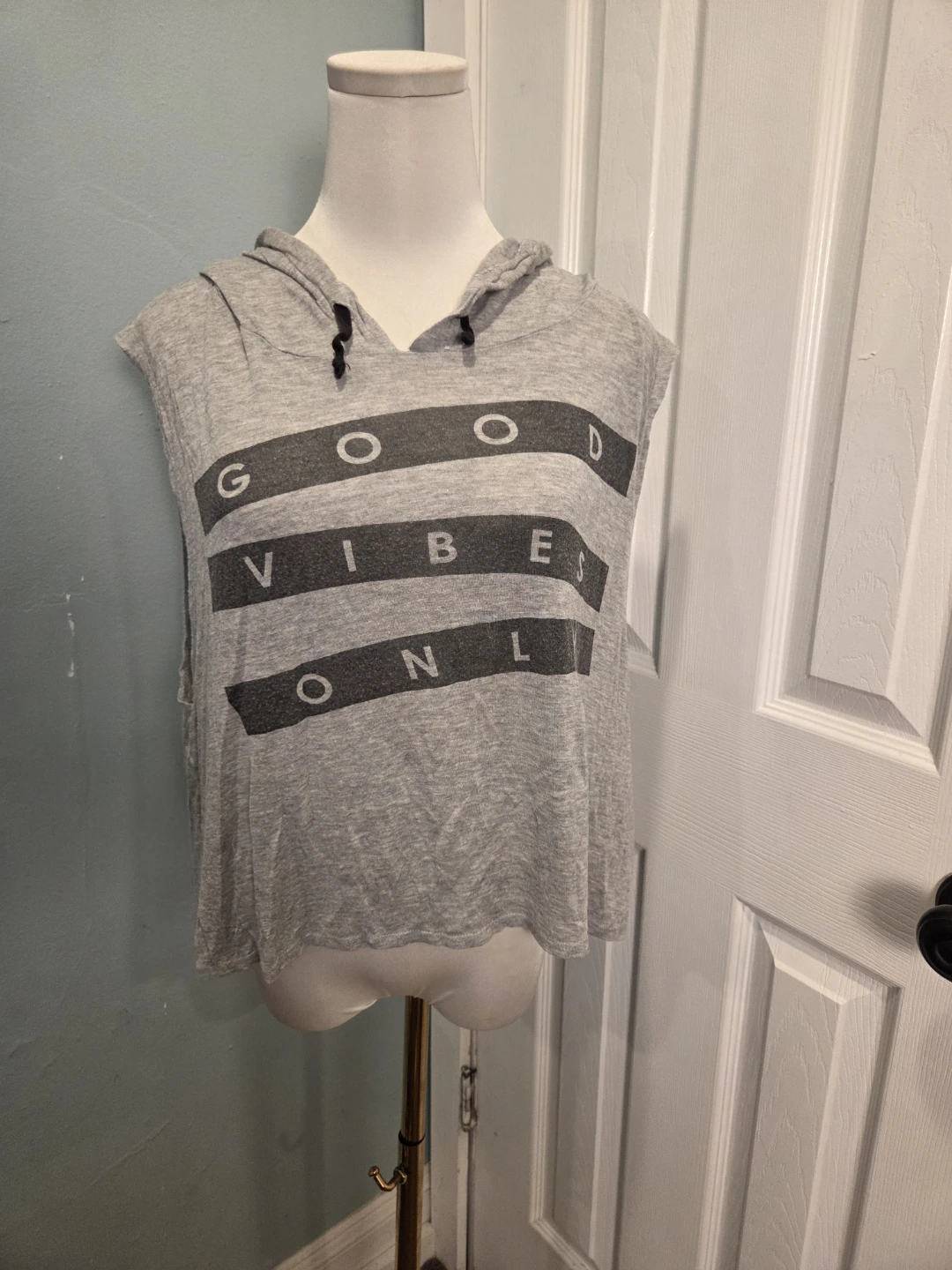 Gray Sleeveless Hooded Top "Good Vibes Only"