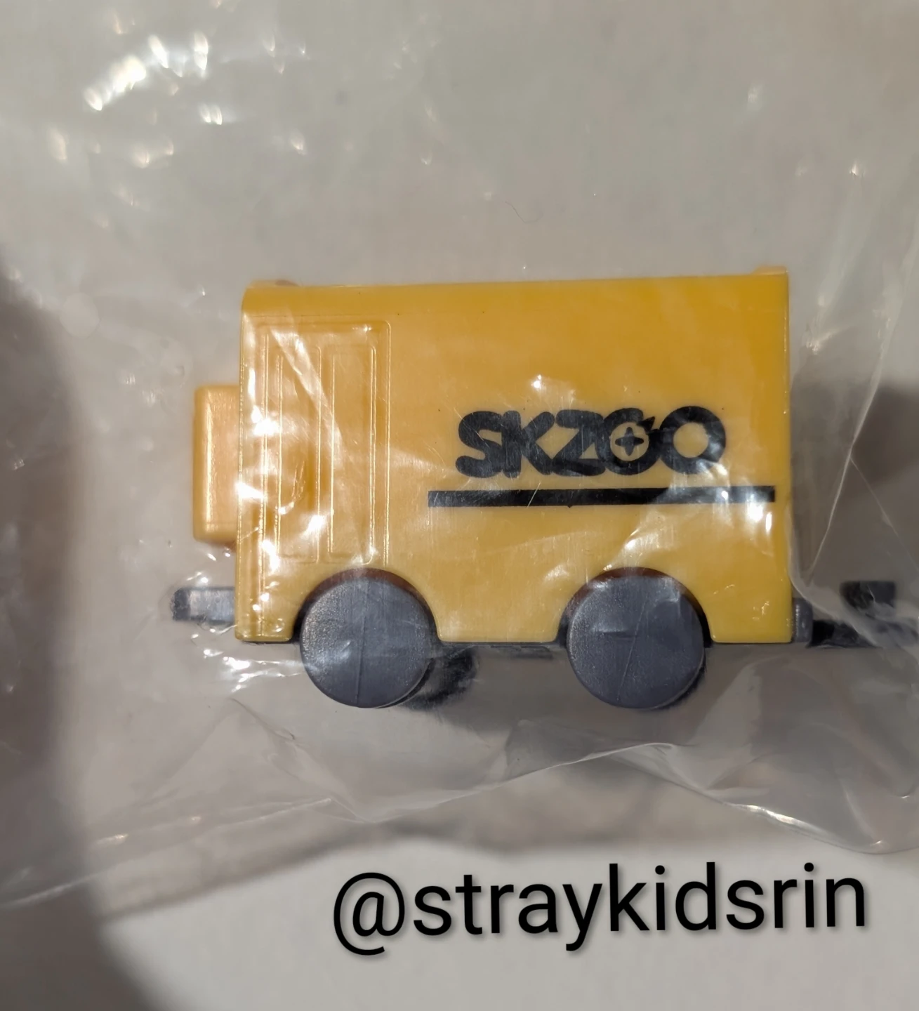 Stray Kids FoxI.Ny SKZOO Bus - photo 4