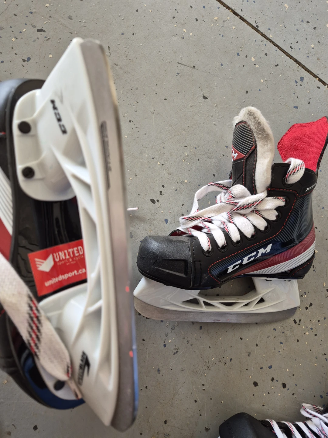 CCM YOUTH JetSpeed Hockey Skates Size 12.5 - photo 3
