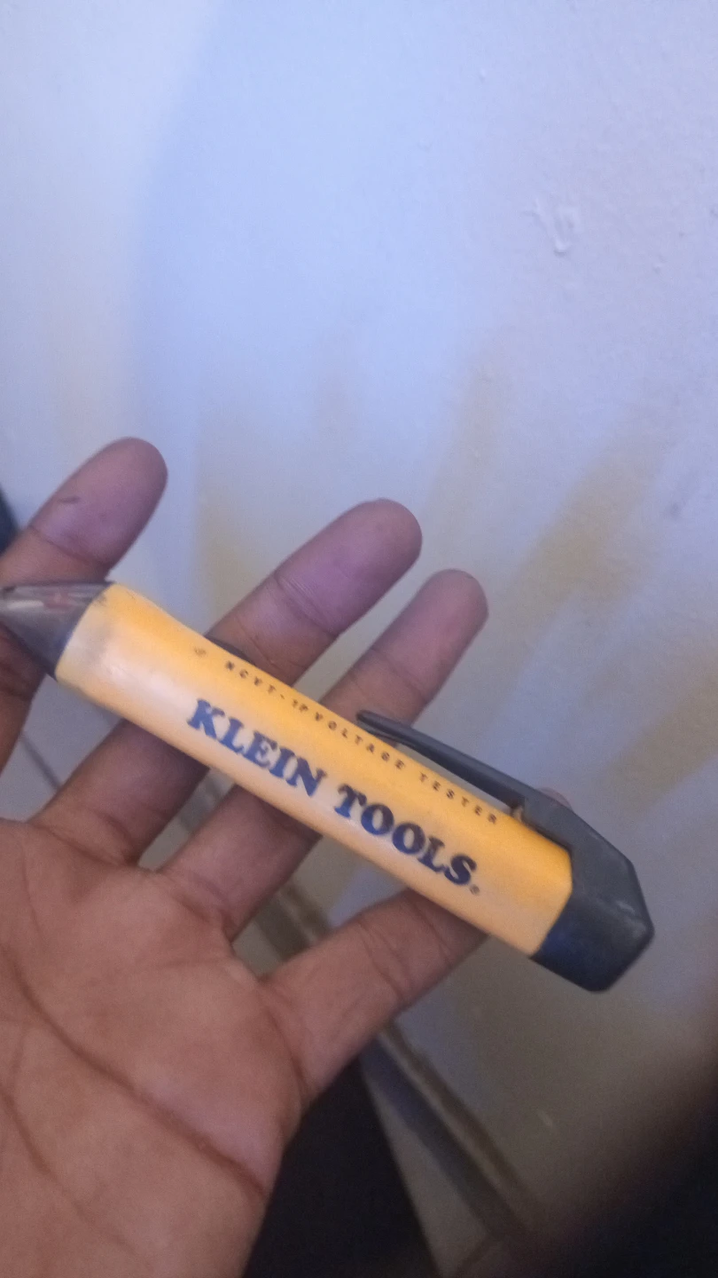 Voltage detector
