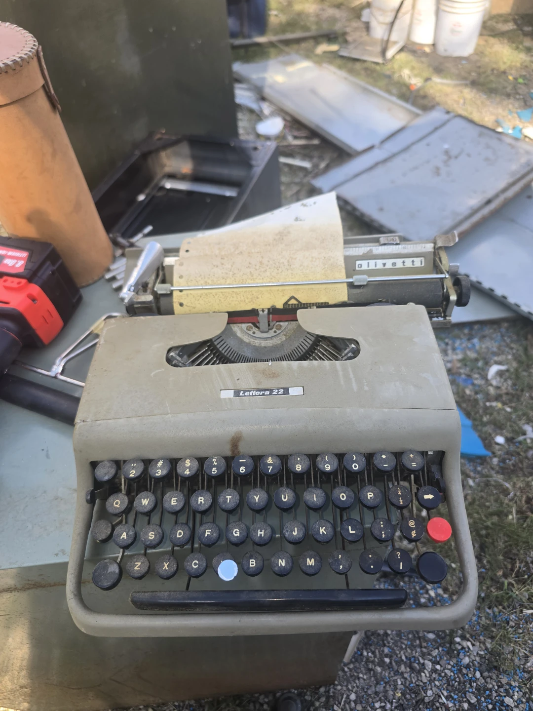 Olivetti Lettera 22 Typewriter