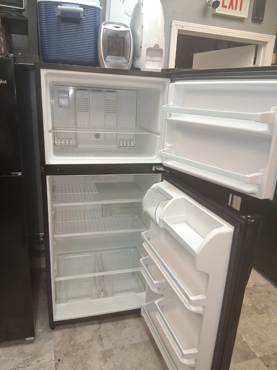 Whirlpool Black Refrigerator $350 por uno - photo 2