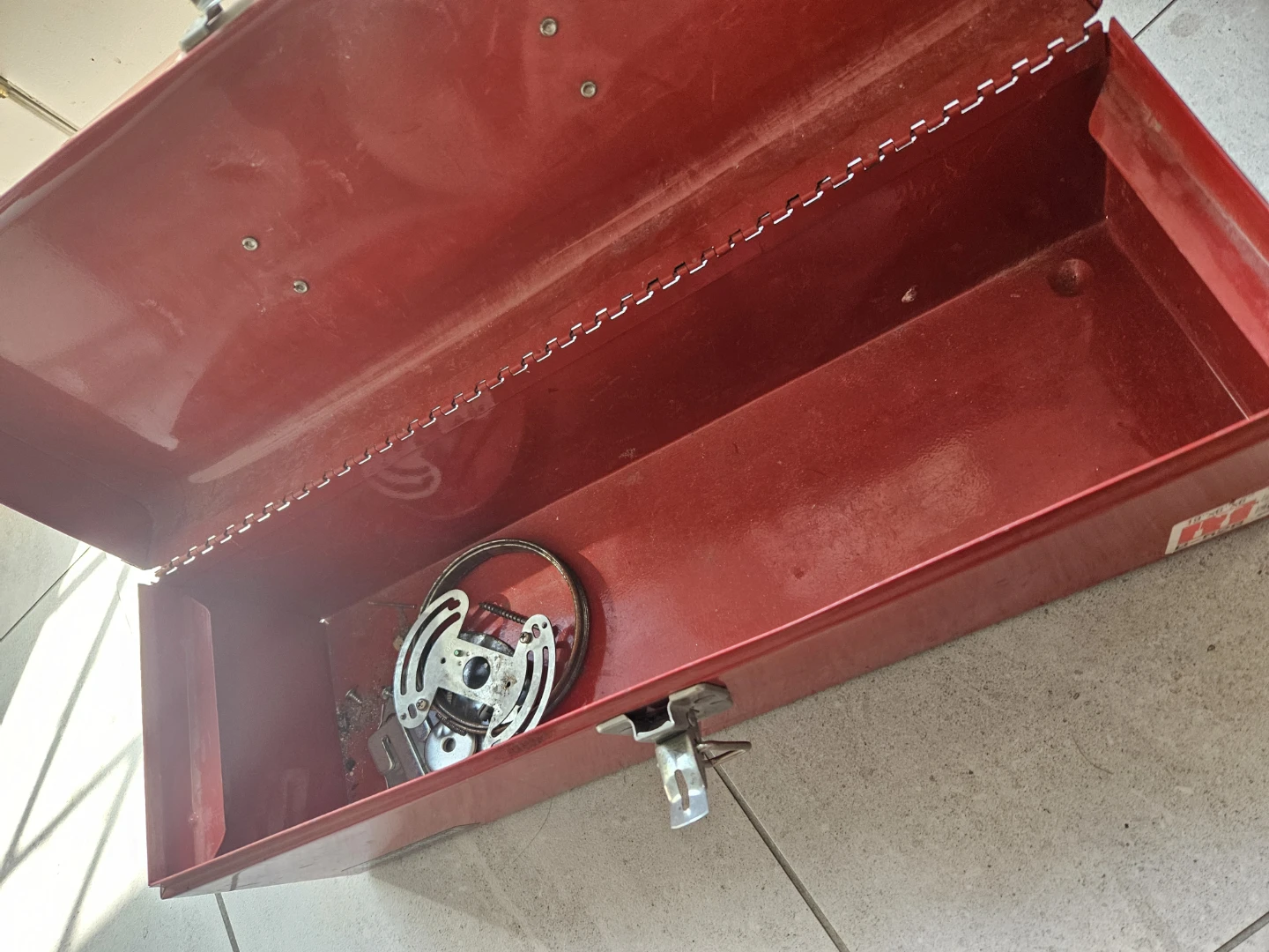 International 19" Red Metal Toolbox B-528 - photo 3