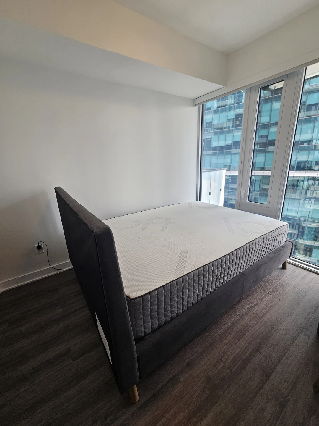 🛏️Structube bed frame & mattress set (Queen size) - photo 4