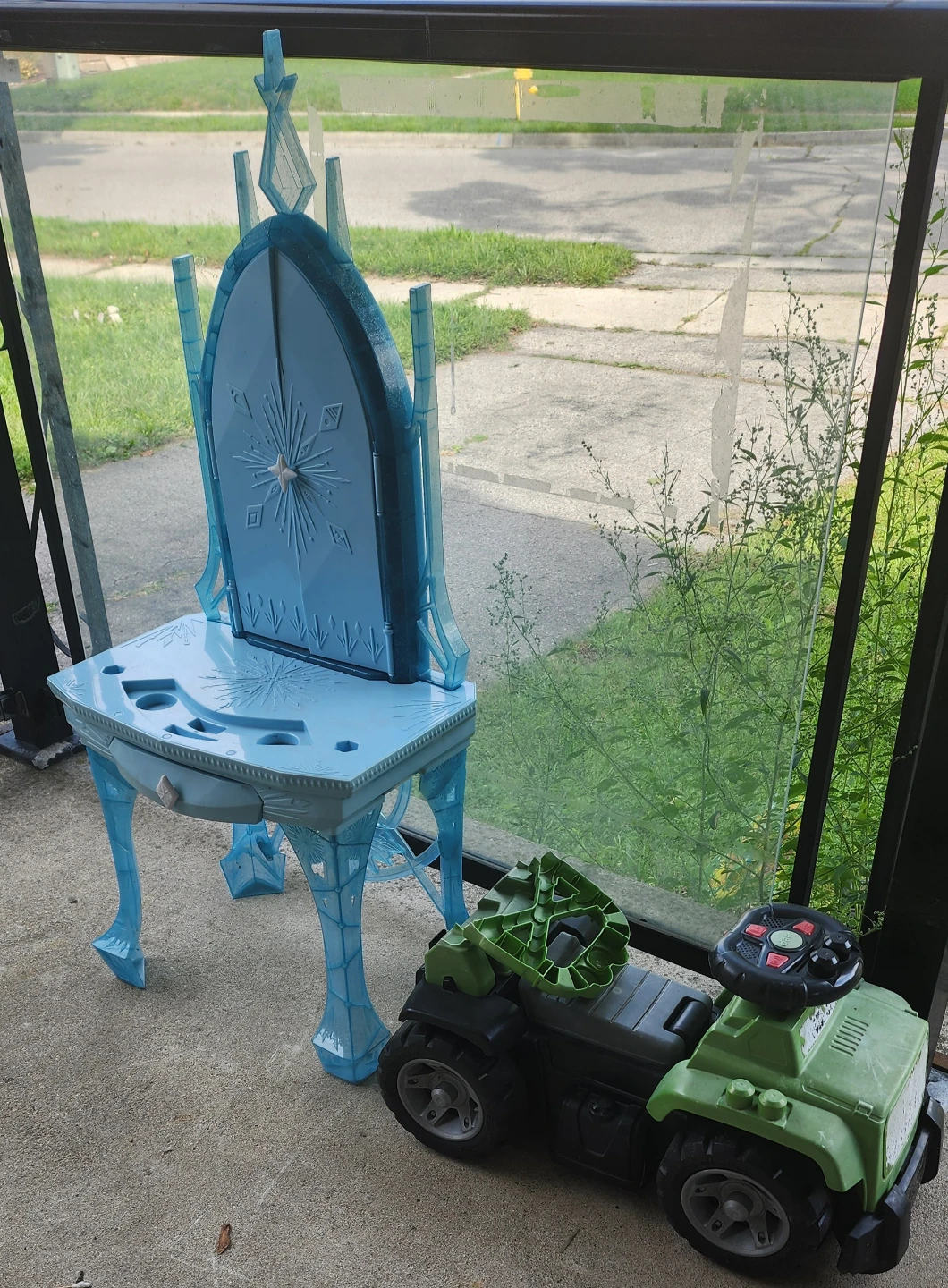 Frozen Vanity and Ride-On Toy Set