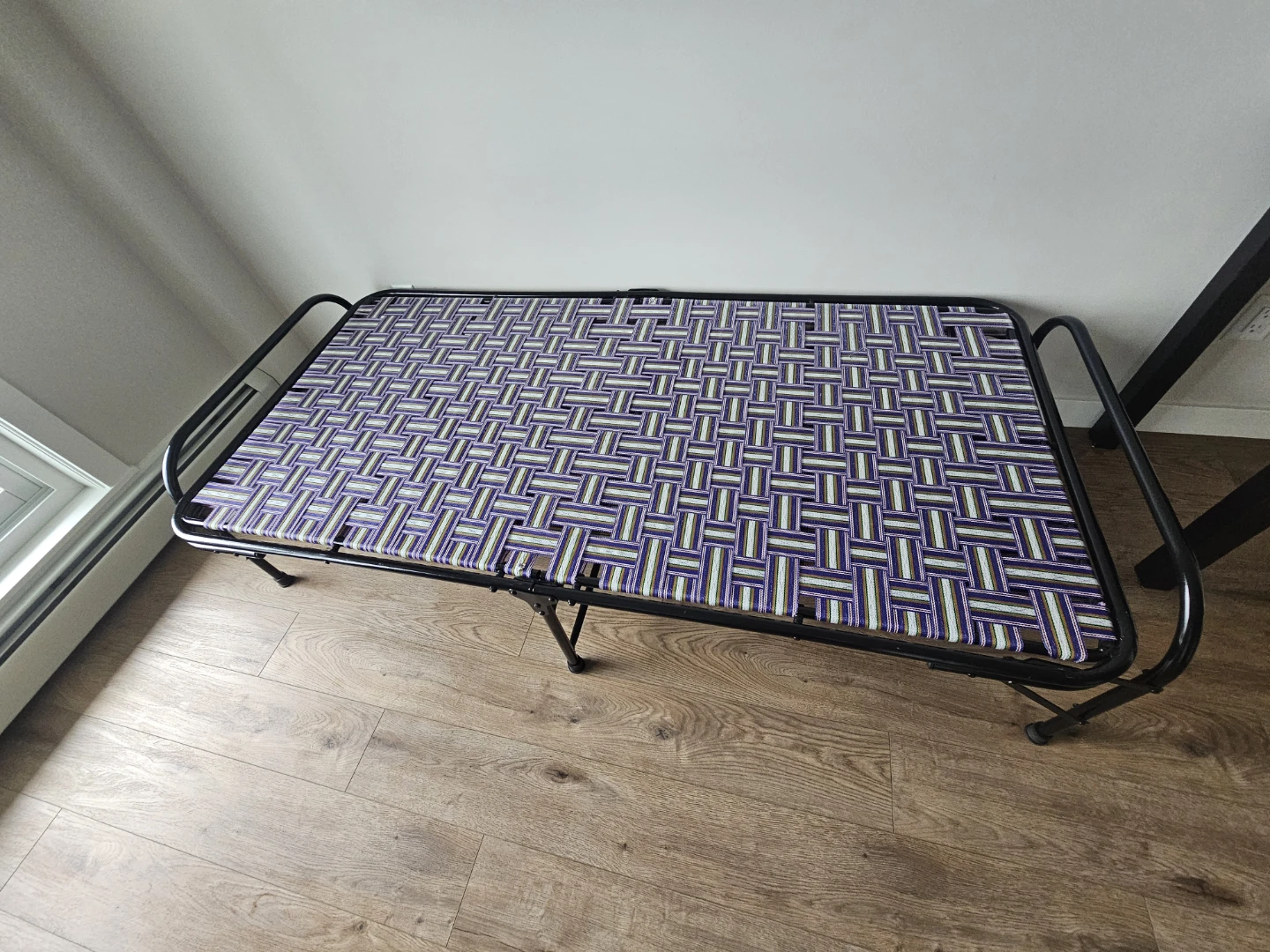 Folding cot with patterned fabric