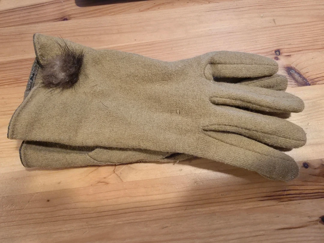 Warm gloves with natural fur