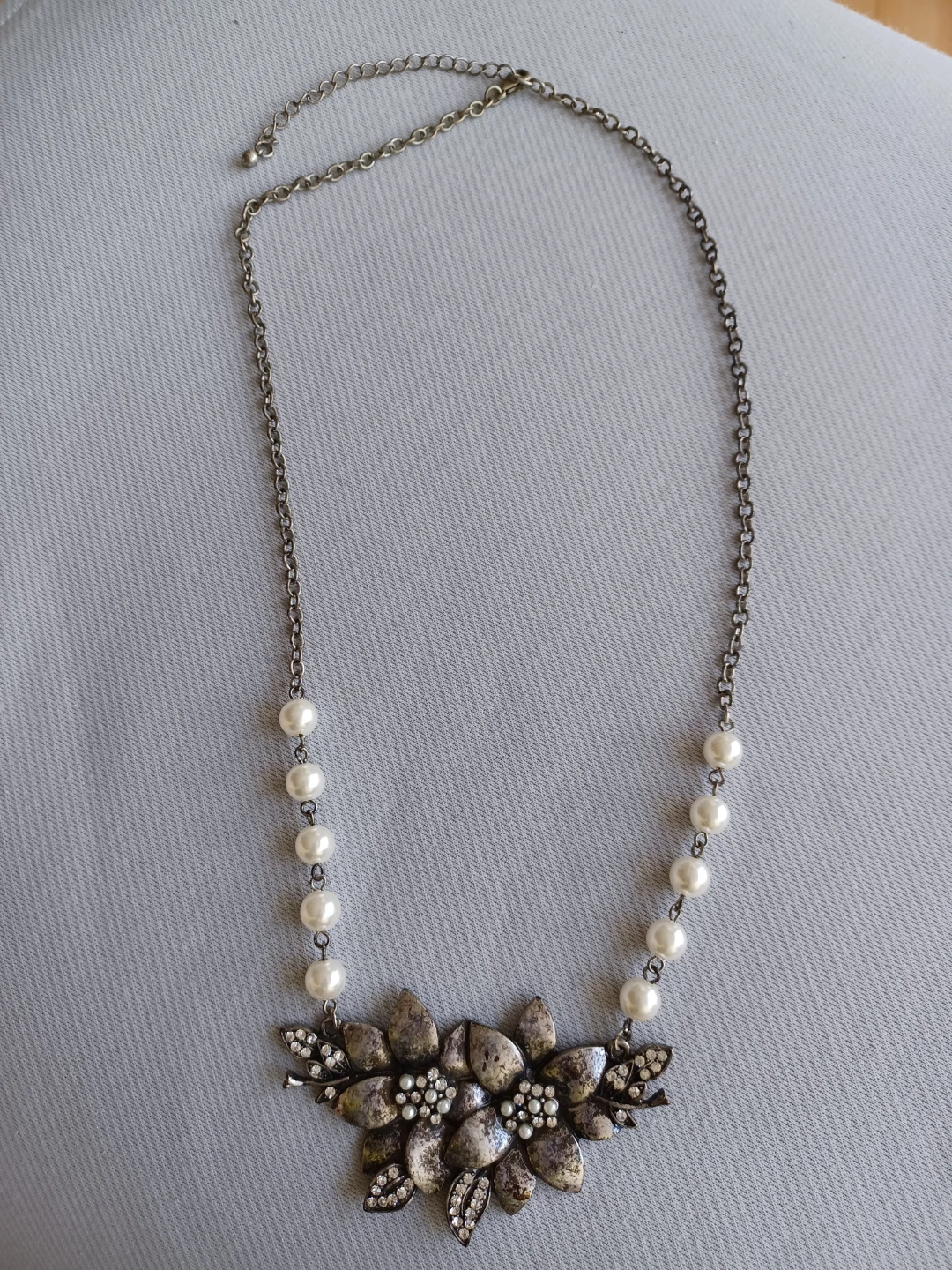 Silver-tone Faux Pearl Flower Necklace - photo 2