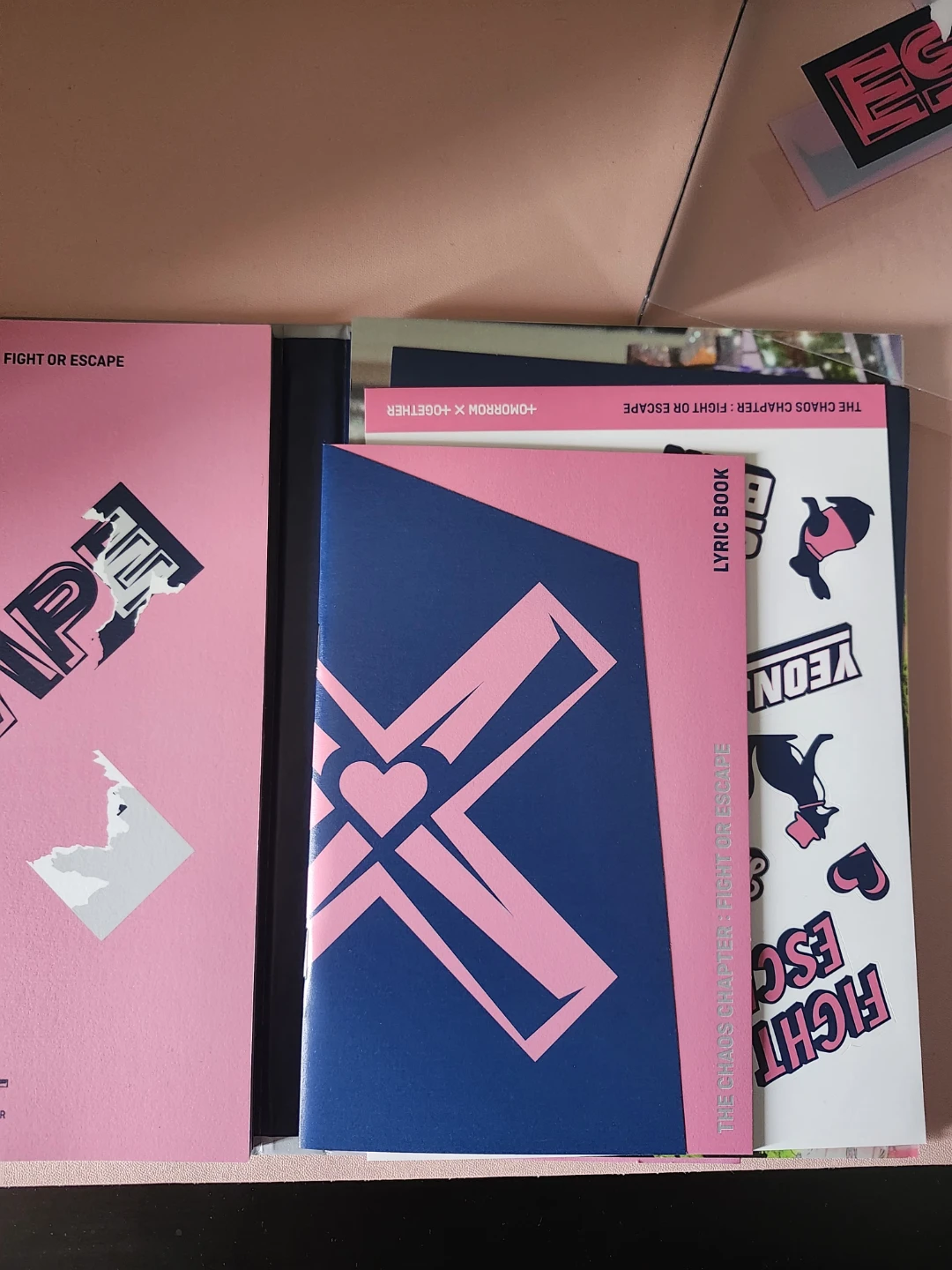 TOMORROW X TOGETHER THE CHAOS CHAPTER: FIGHT OR ESCAPE Album - photo 3
