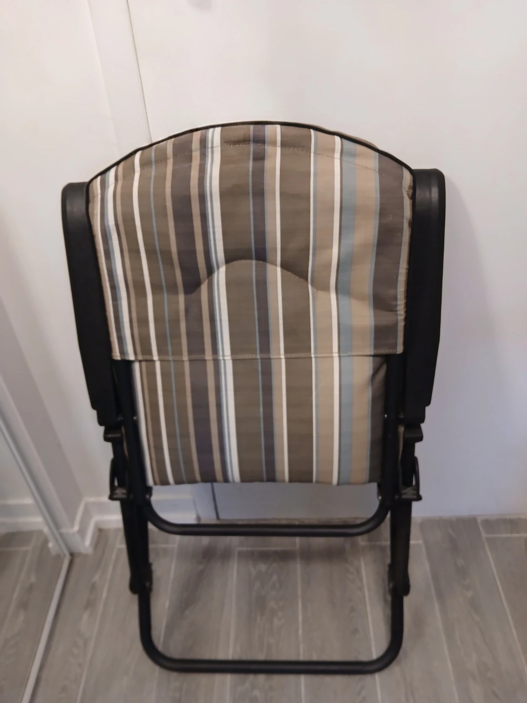 Folding Rocking Chair with Striped Cushion. - photo 3