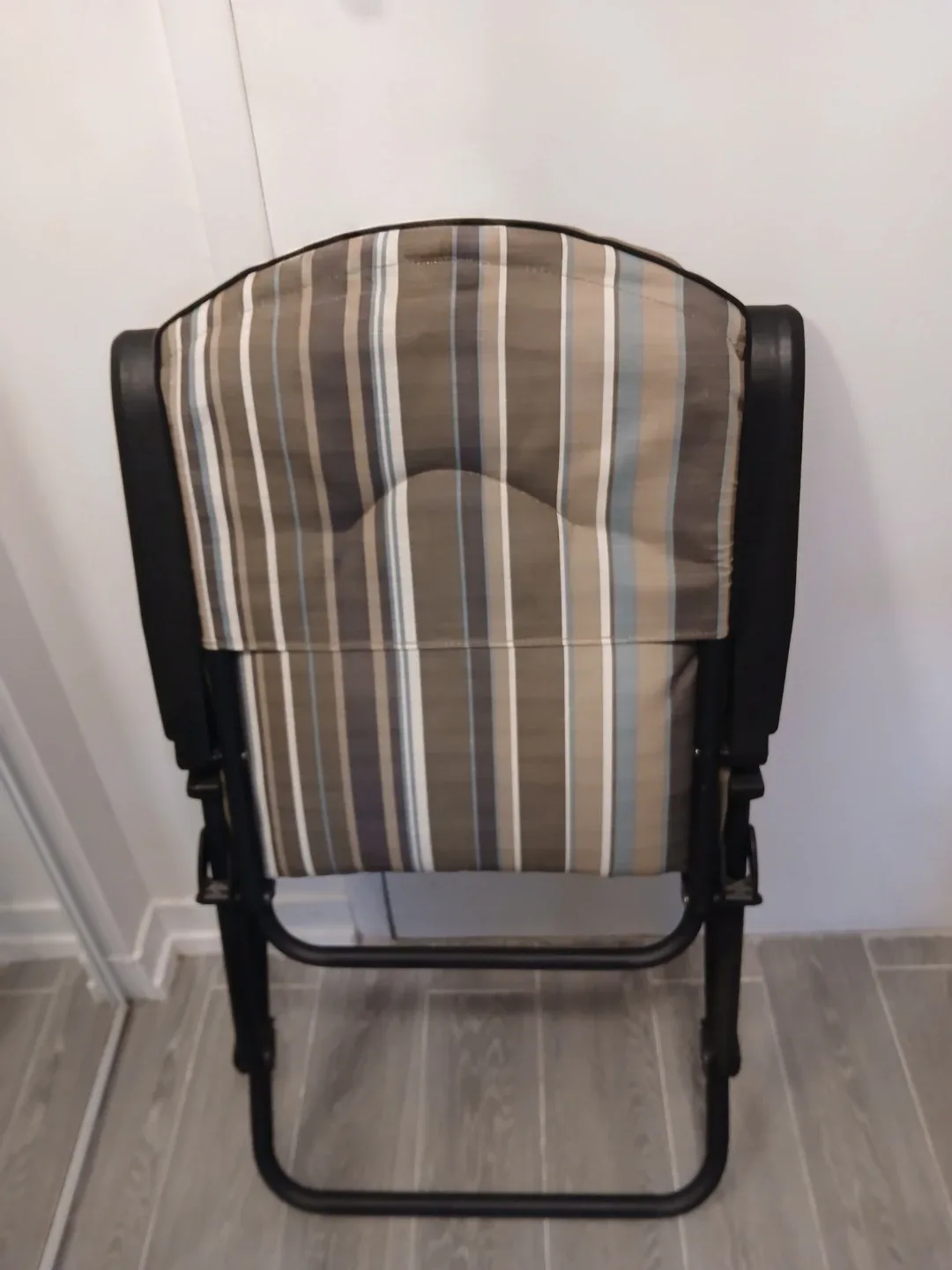 Folding Rocking Chair with Striped Cushion. - photo 3