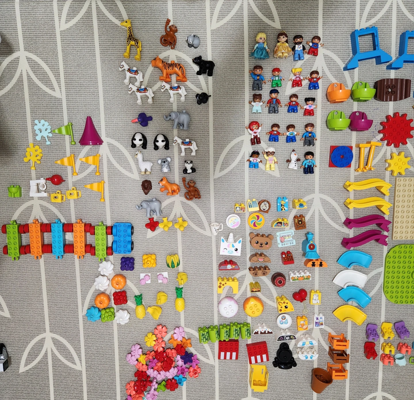 Assorted LEGO DUPLO and LEGO Minifigure Collection - photo 5