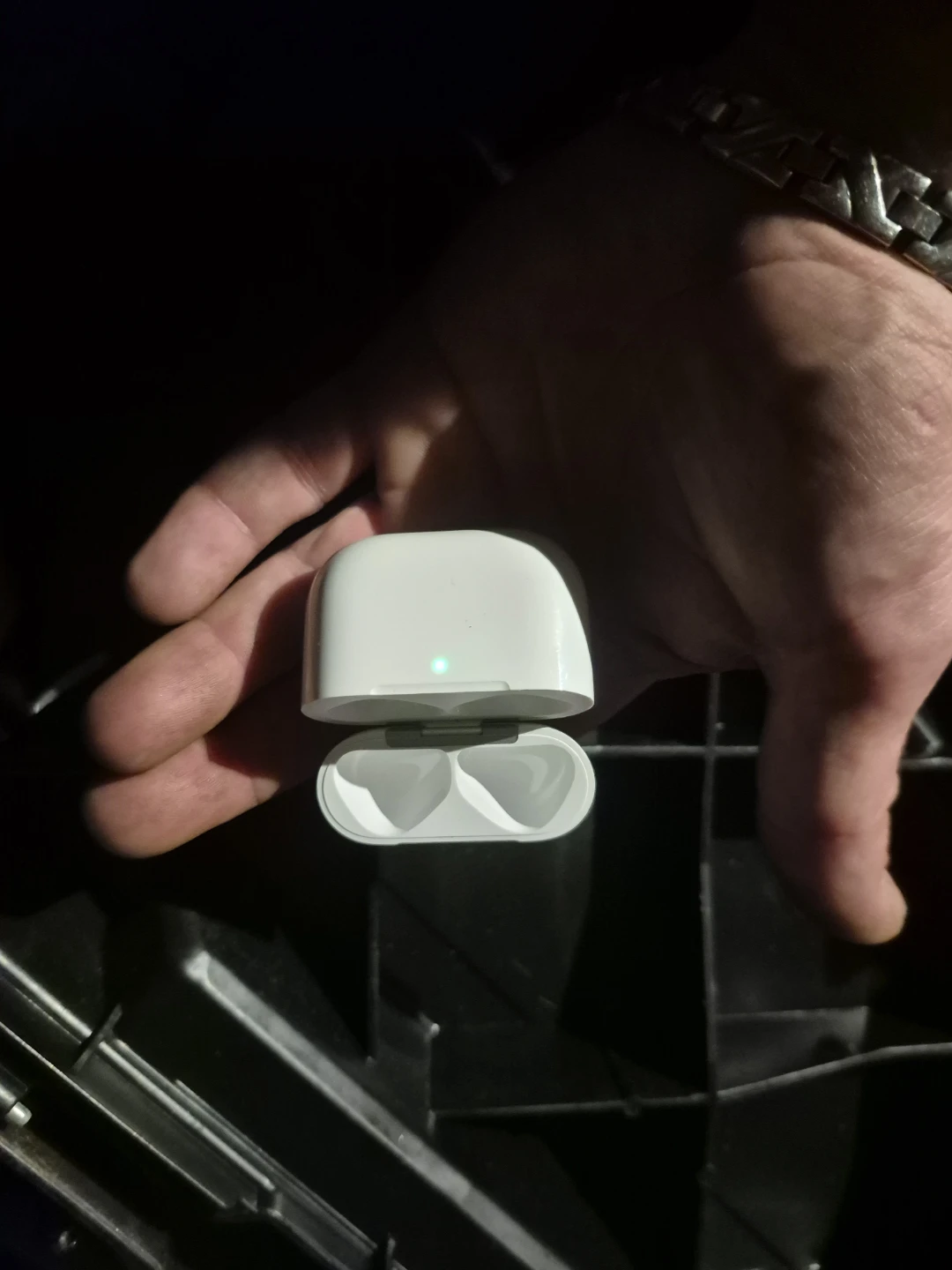 Genuine apple airpod noise canellation charge case
