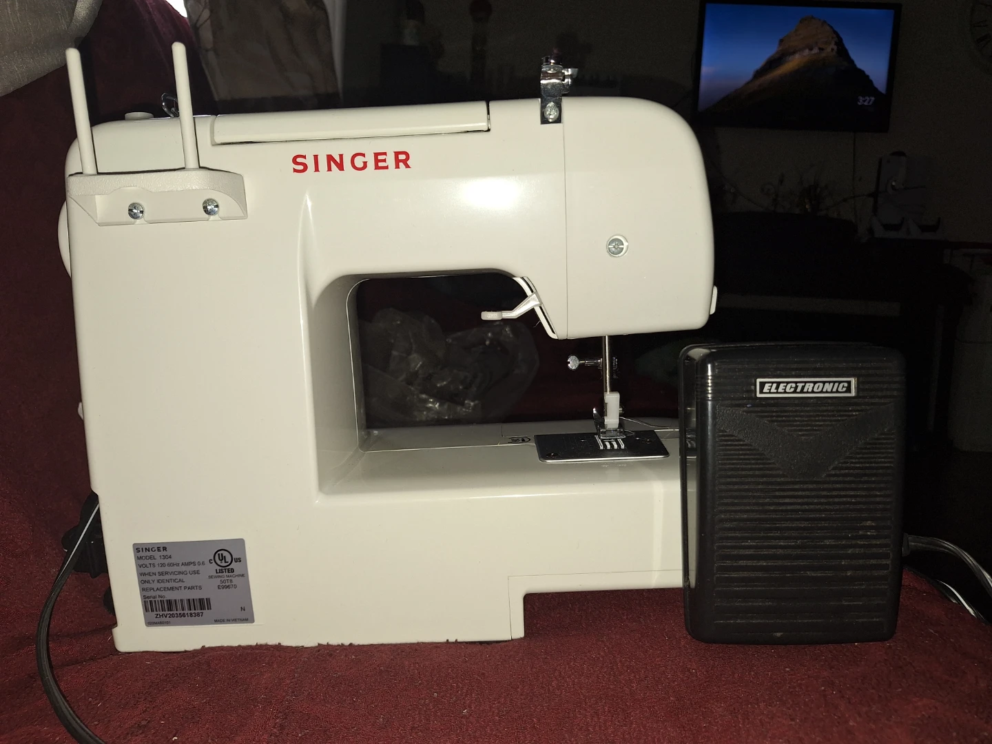 Singer Sewing Machine with Foot Pedal - photo 3