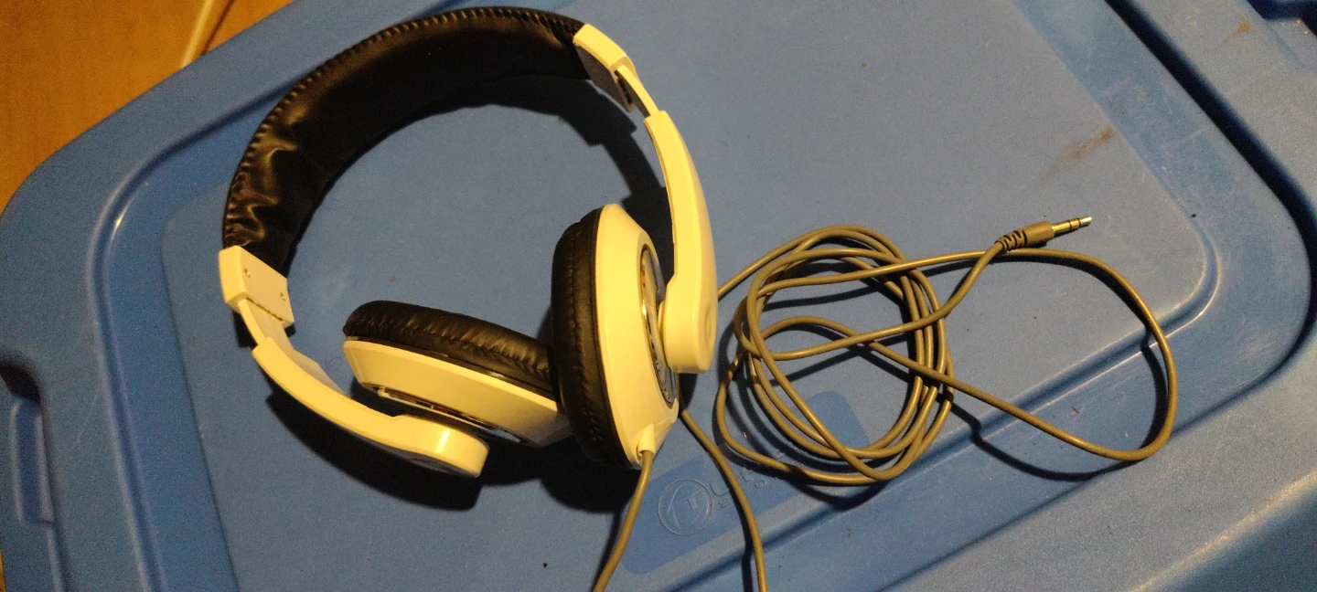 White Over-Ear Headphones - photo 4