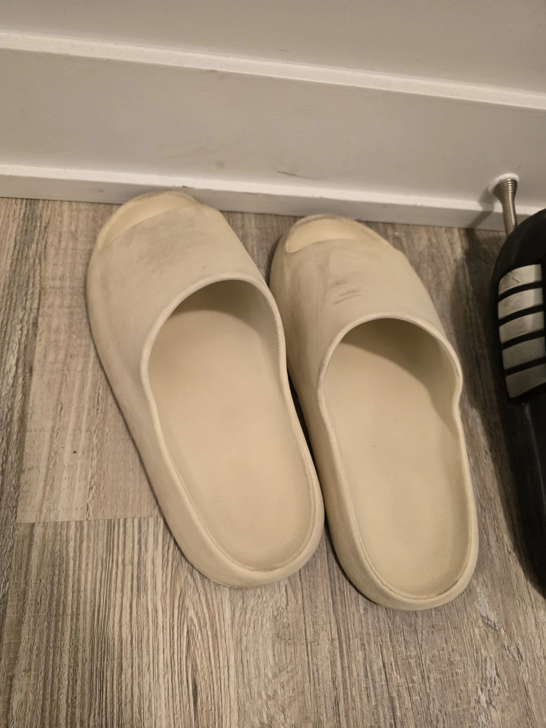 Wholesale sourcing Cream coloured slides