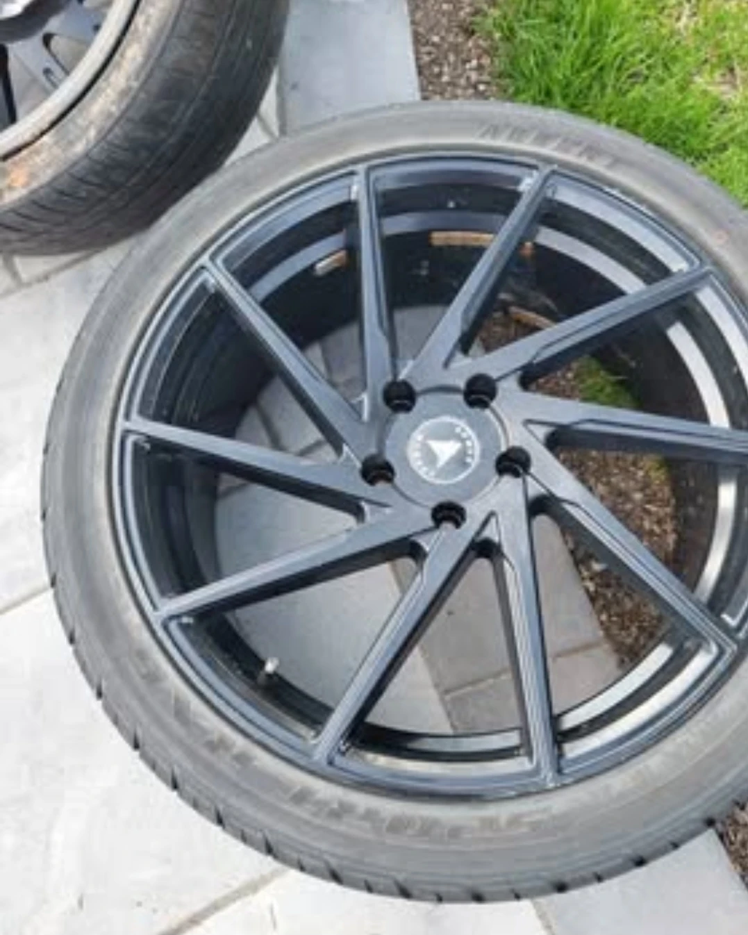 Features a multi-spoke  rims - photo 4
