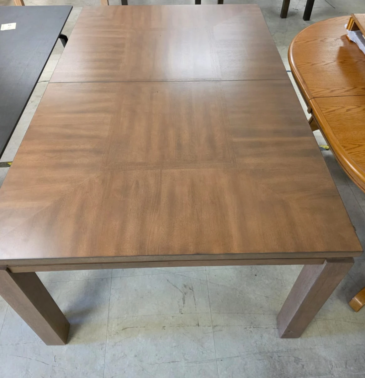 Extendable wood dining table