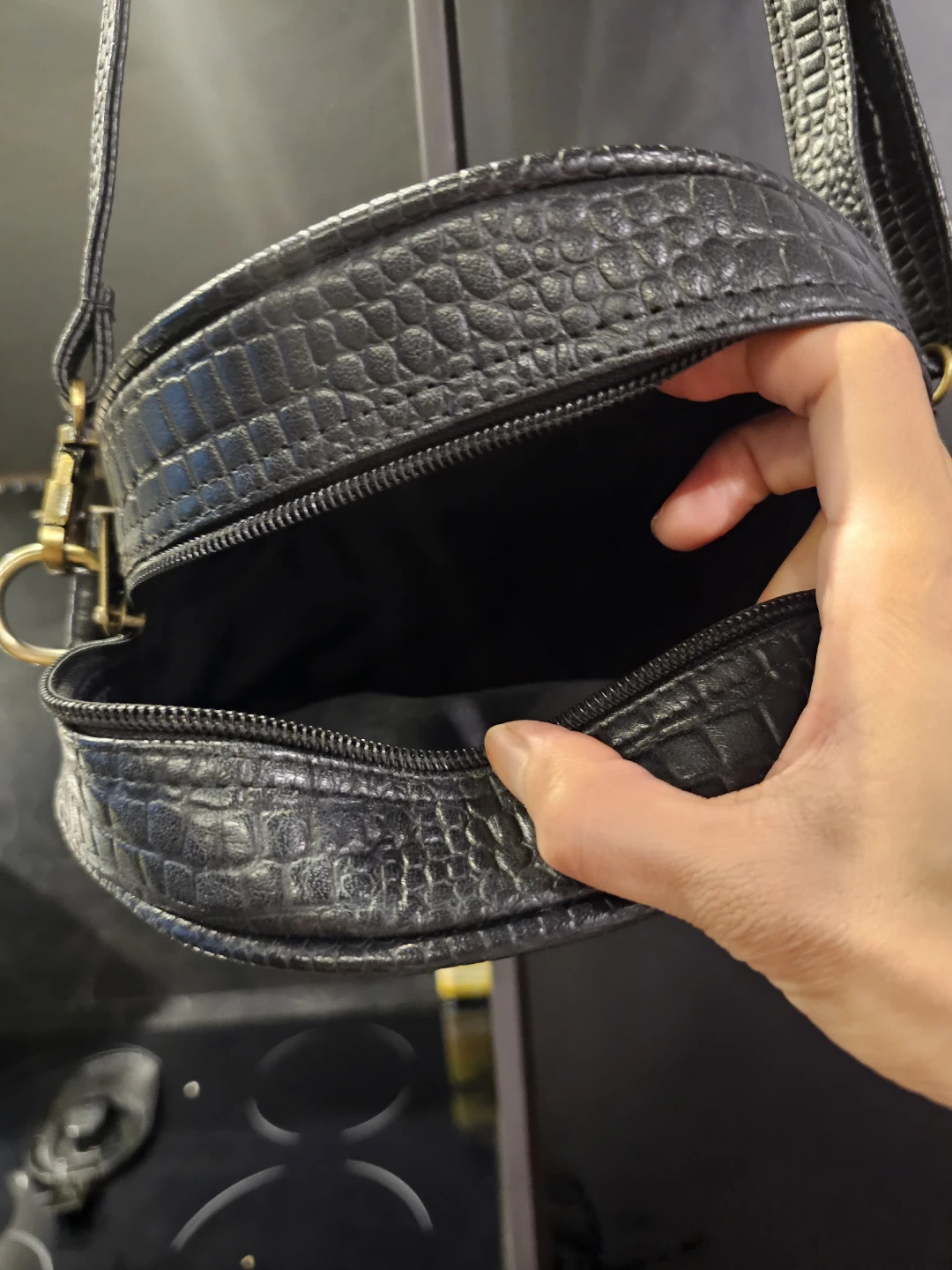 Neolith Croc Round Crossbody Bag - Black - photo 4