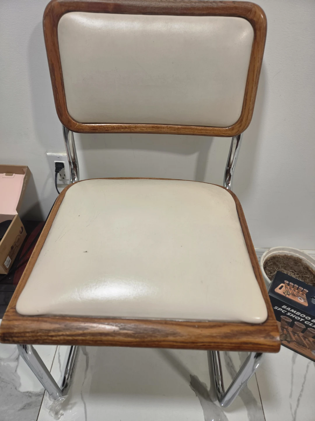 Silla color crema metalica.