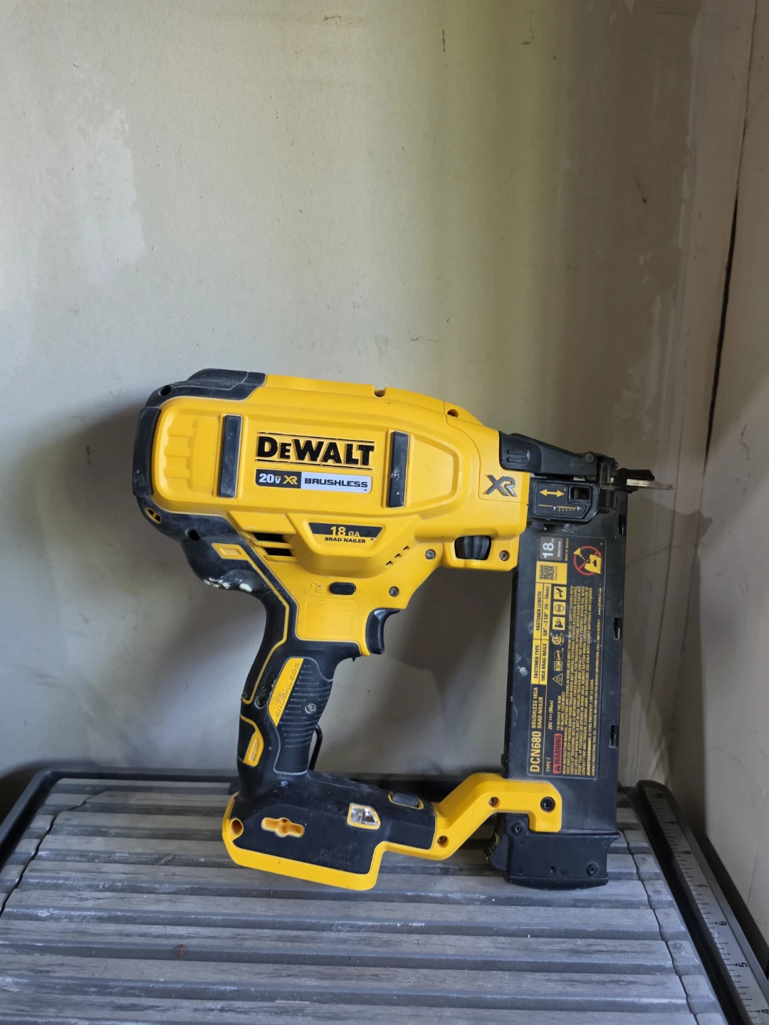 DEWALT 20V MAX XR Brushless 18-Gauge Brad Nailer - photo 2