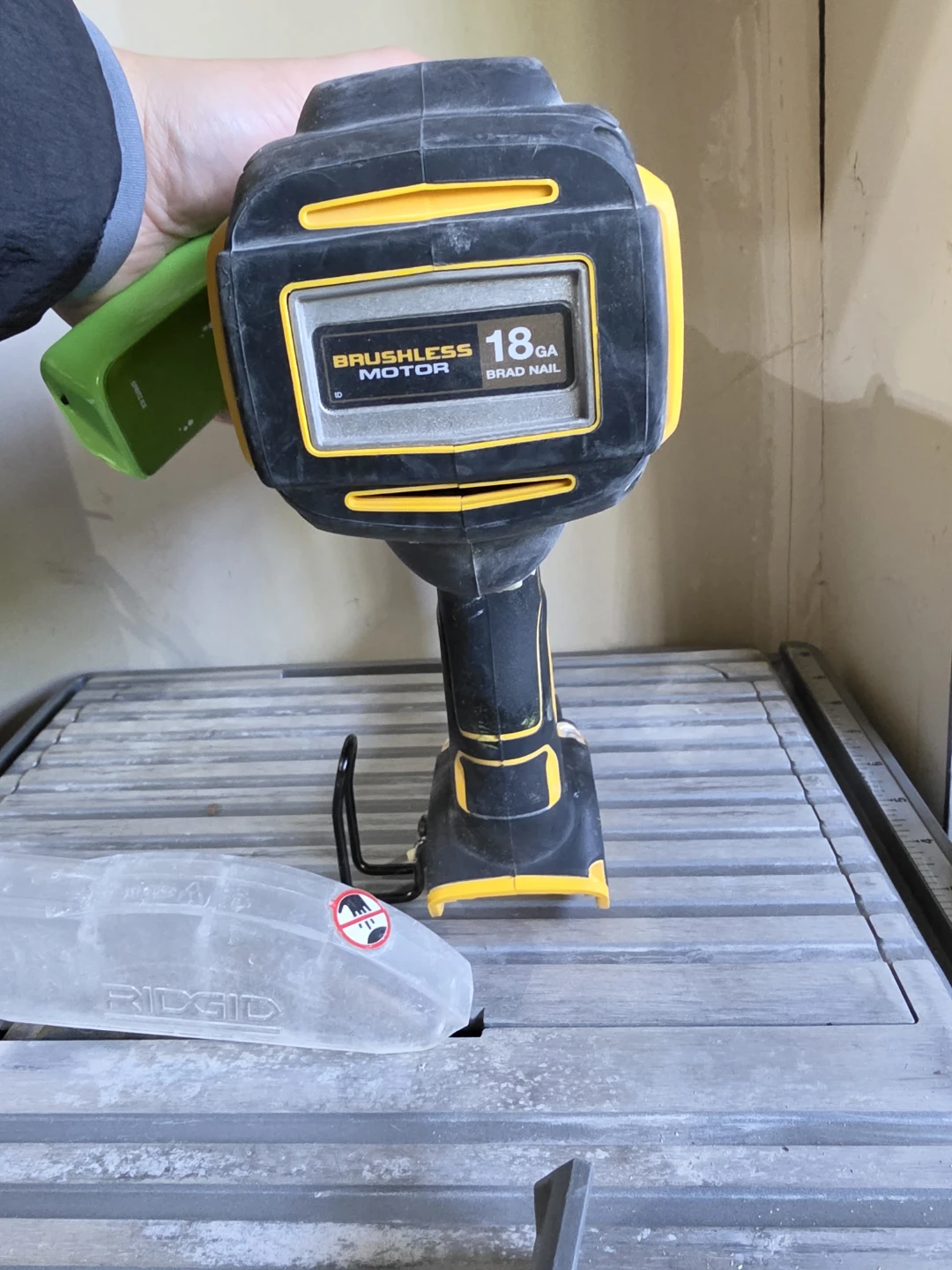 DEWALT 20V MAX XR Brushless 18-Gauge Brad Nailer - photo 3