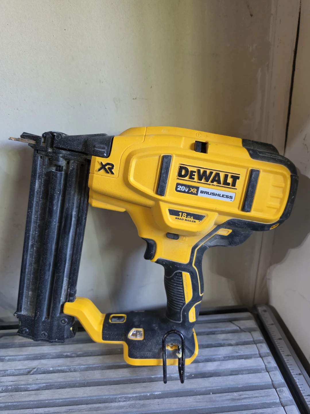 DEWALT 20V MAX XR Brushless 18-Gauge Brad Nailer - photo 4