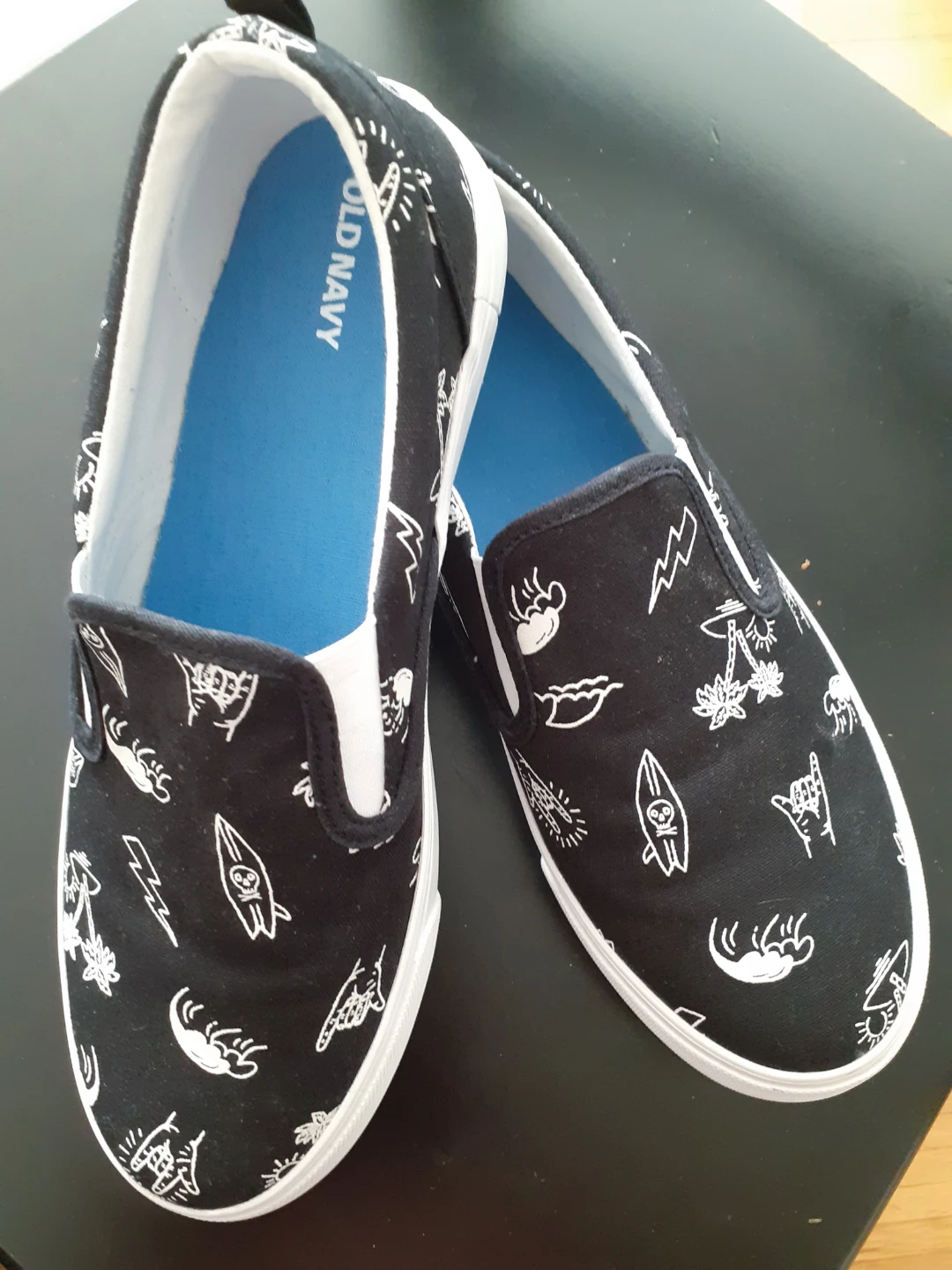 Old Navy Slip-On Shoes Black Graphic Size 6 - photo 5