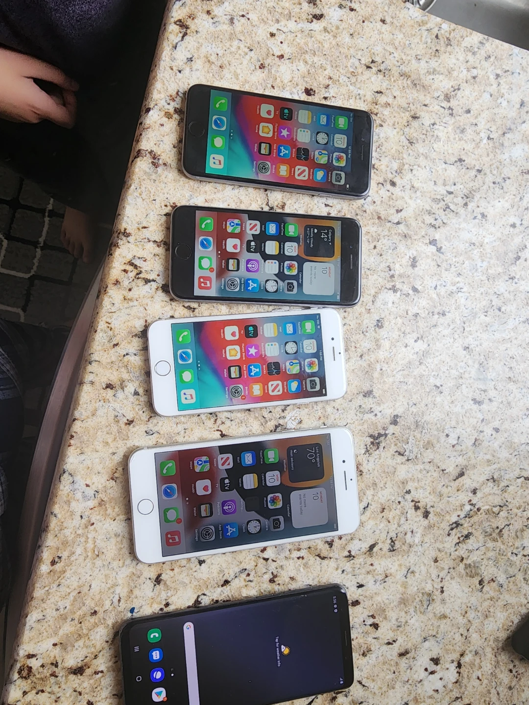 Assorted iPhones and Samsung Galaxy