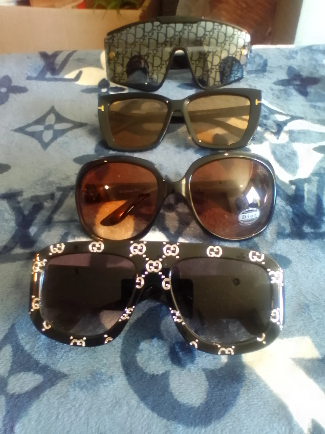 BUNDLE SALE: 1 Crossbody purse, 1 wallet and 1 sunglasses $200 - photo 3