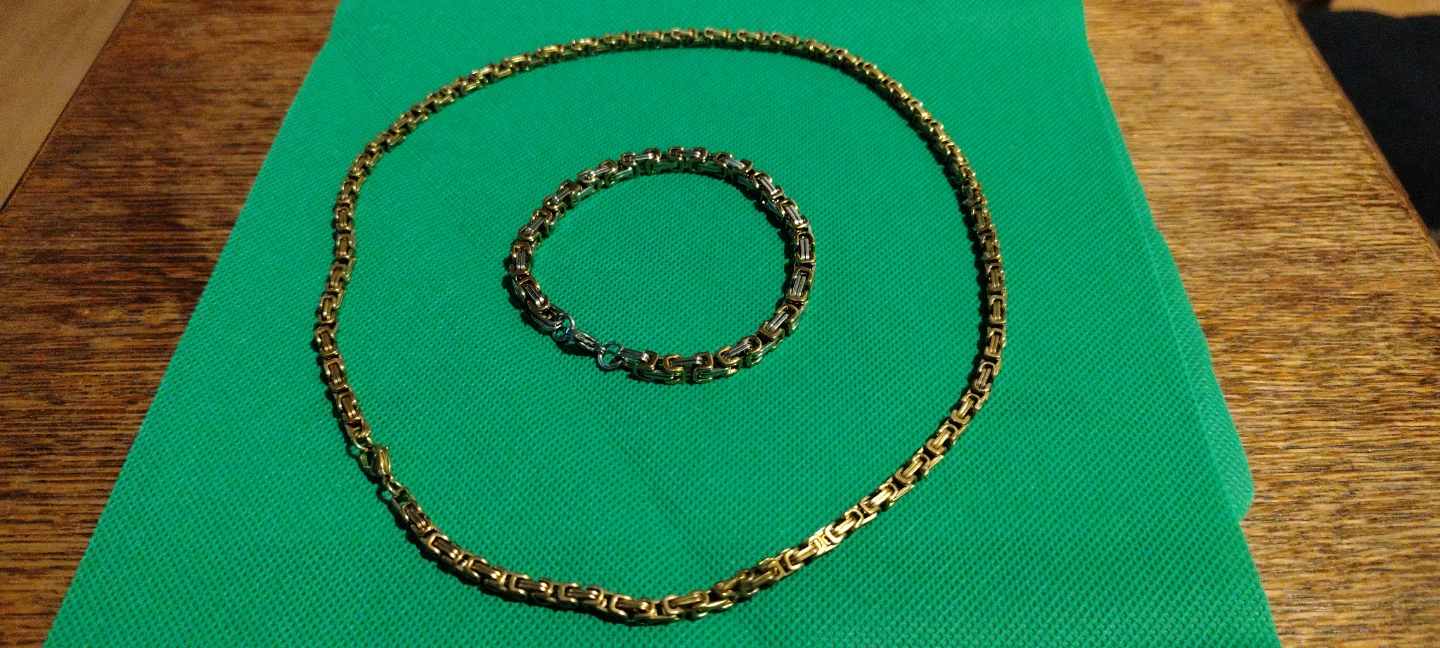Gold coloured necklace and bracelet set