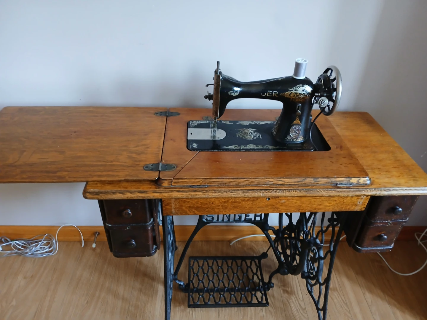 Singer vintage treadle sewing machine with cabinet - photo 3