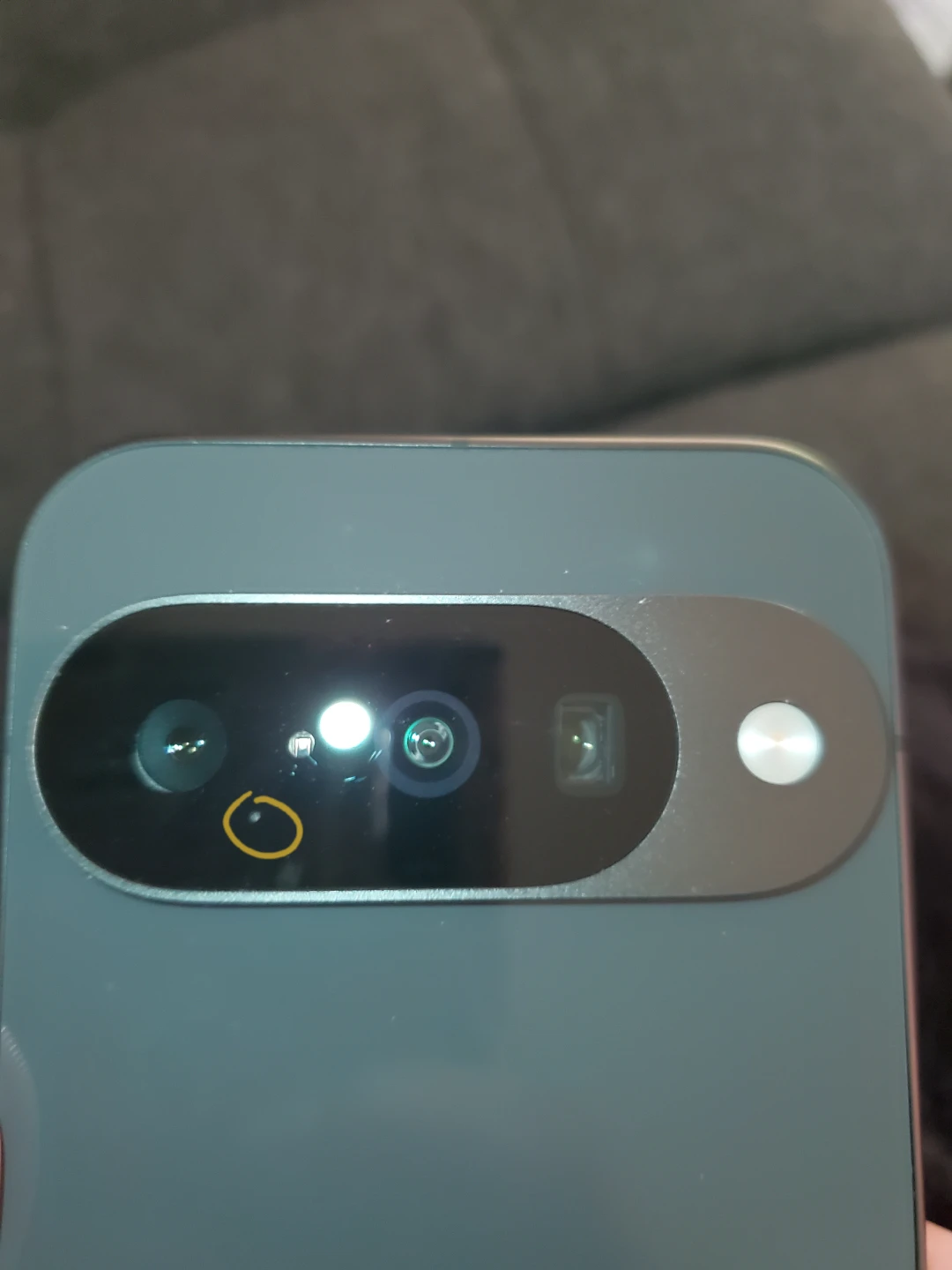 Google Pixel 10 128GB and protective case - photo 5