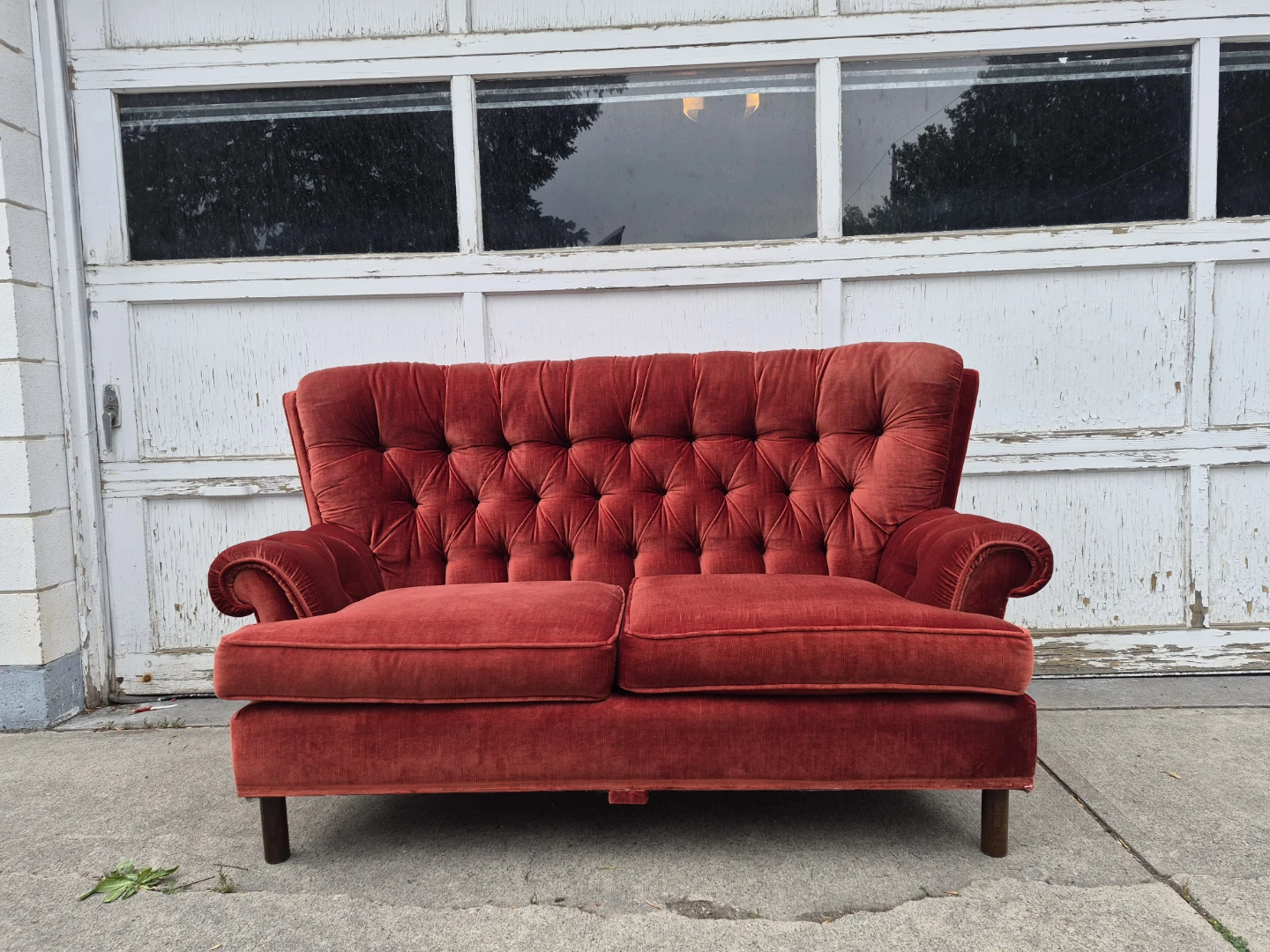 Red Velvet Tufted Loveseat sklar peppler