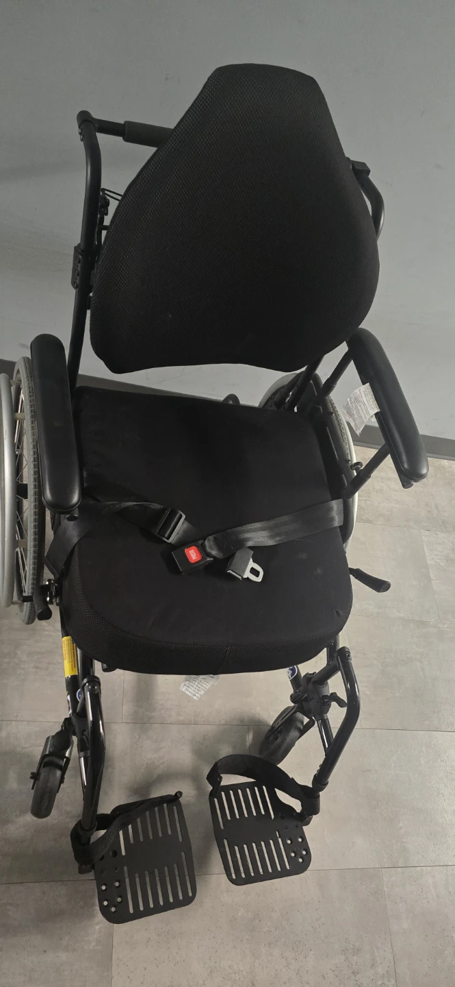 Black Wheelchair with Seatbelt - photo 4
