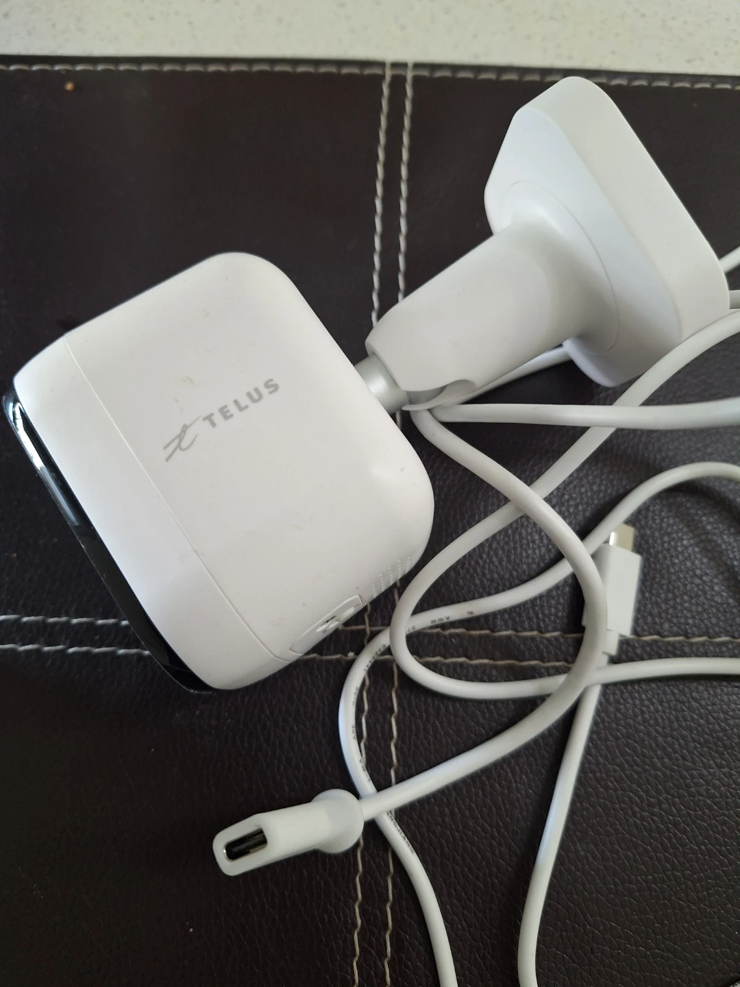 TELUS Outdoor Camera with Power Adapter and Box - photo 2