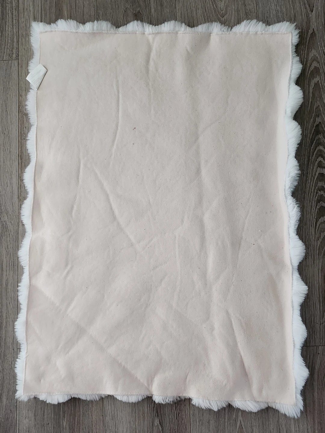 White faux fur rug with scalloped edges - photo 2
