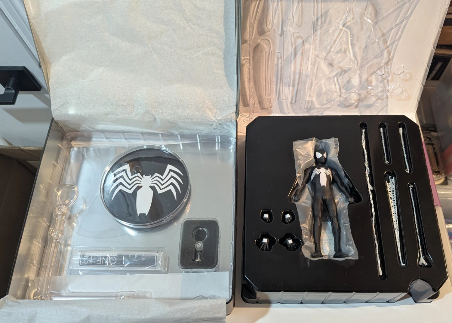 Mezco 1:12 PX exclusive SPIDER-MAN - photo 3