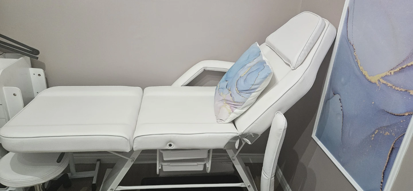 White Massage Table / Facial Bed - photo 4