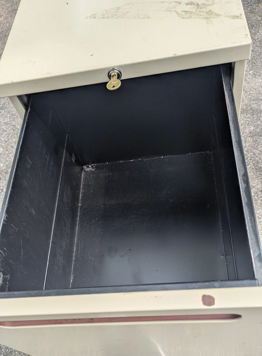 Filing cabinet 25" x 15" x 19" - photo 2