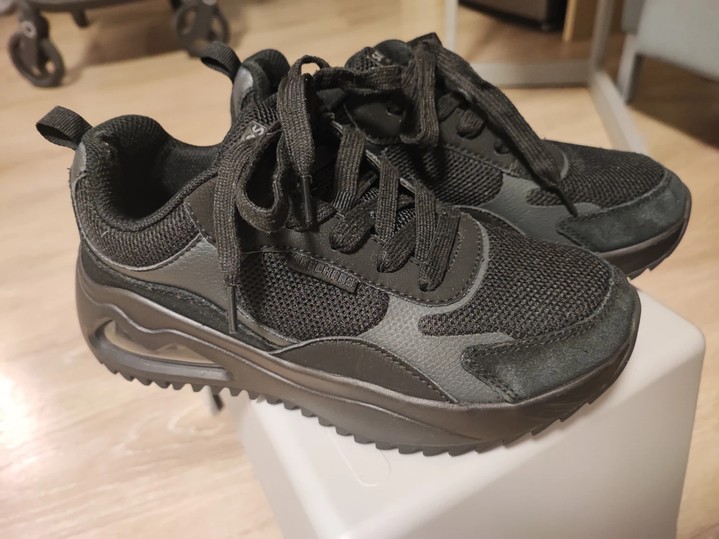 Skechers Los Angeles Black Sneakers Size 7