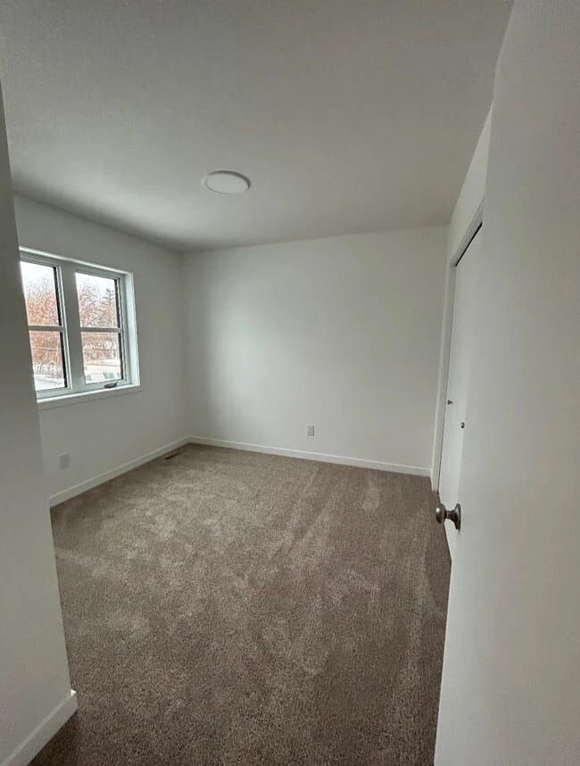 Basement suite for rent - photo 4