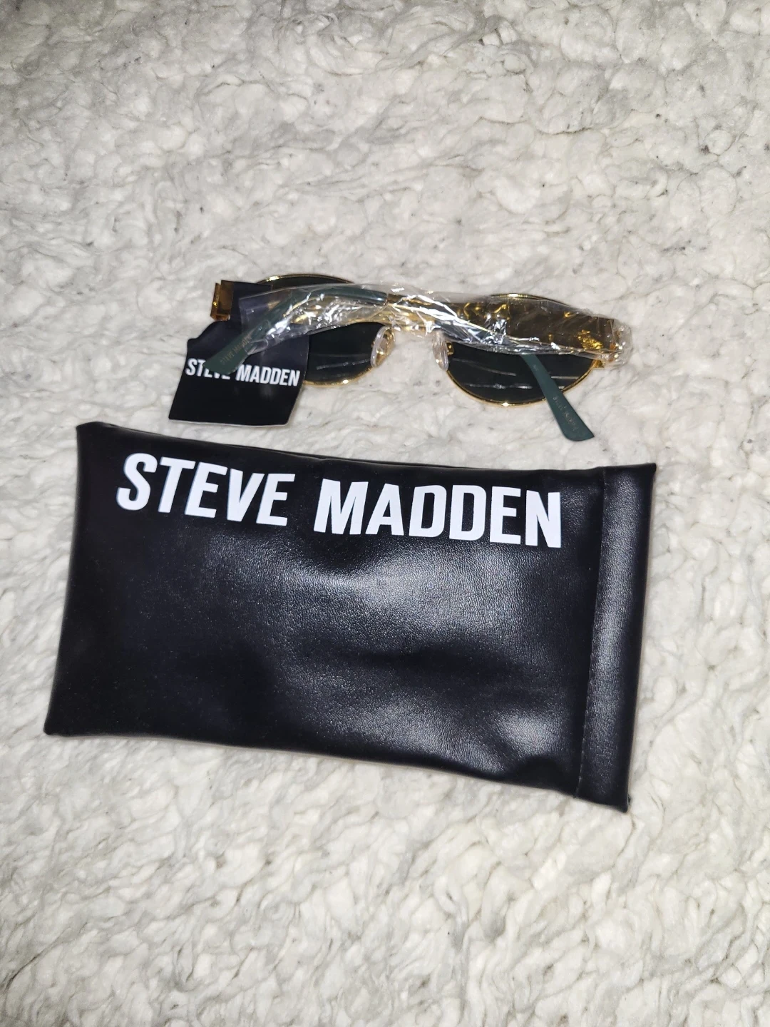 Steve Madden Oval Sunglasses with Case - photo 2