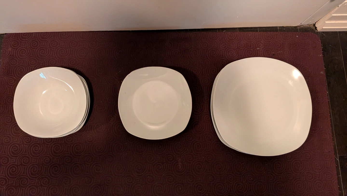 Set of 4 White Ceramic Plates and Bowls - photo 2